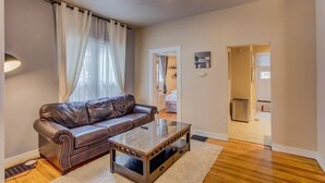บ้านพัก (2 Bedrooms) | ห้องนั่งเล่น | ทีวี, เตาผิง