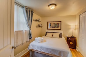 House (2 Bedrooms) | 2 bedrooms, premium bedding, down duvets, laptop workspace - 2BR Old Colorado City Garden of The Gods (Colorado Springs)