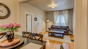 บ้านพัก (2 Bedrooms) | ห้องนั่งเล่น | ทีวี, เตาผิง