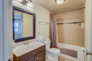 Ein Badezimmer mit Waschbecken, Toilette und Duschbereich.