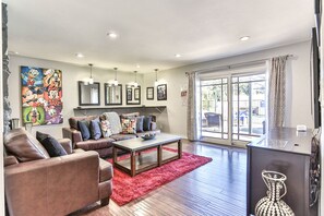 TV connectée, cheminée, jeux vidéo, lecteur de DVD