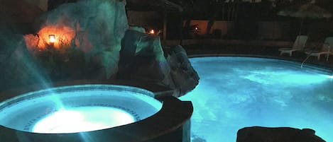 Alberca al aire libre y alberca climatizada