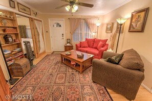 하우스 (2 Bedrooms) | 거실 | TV