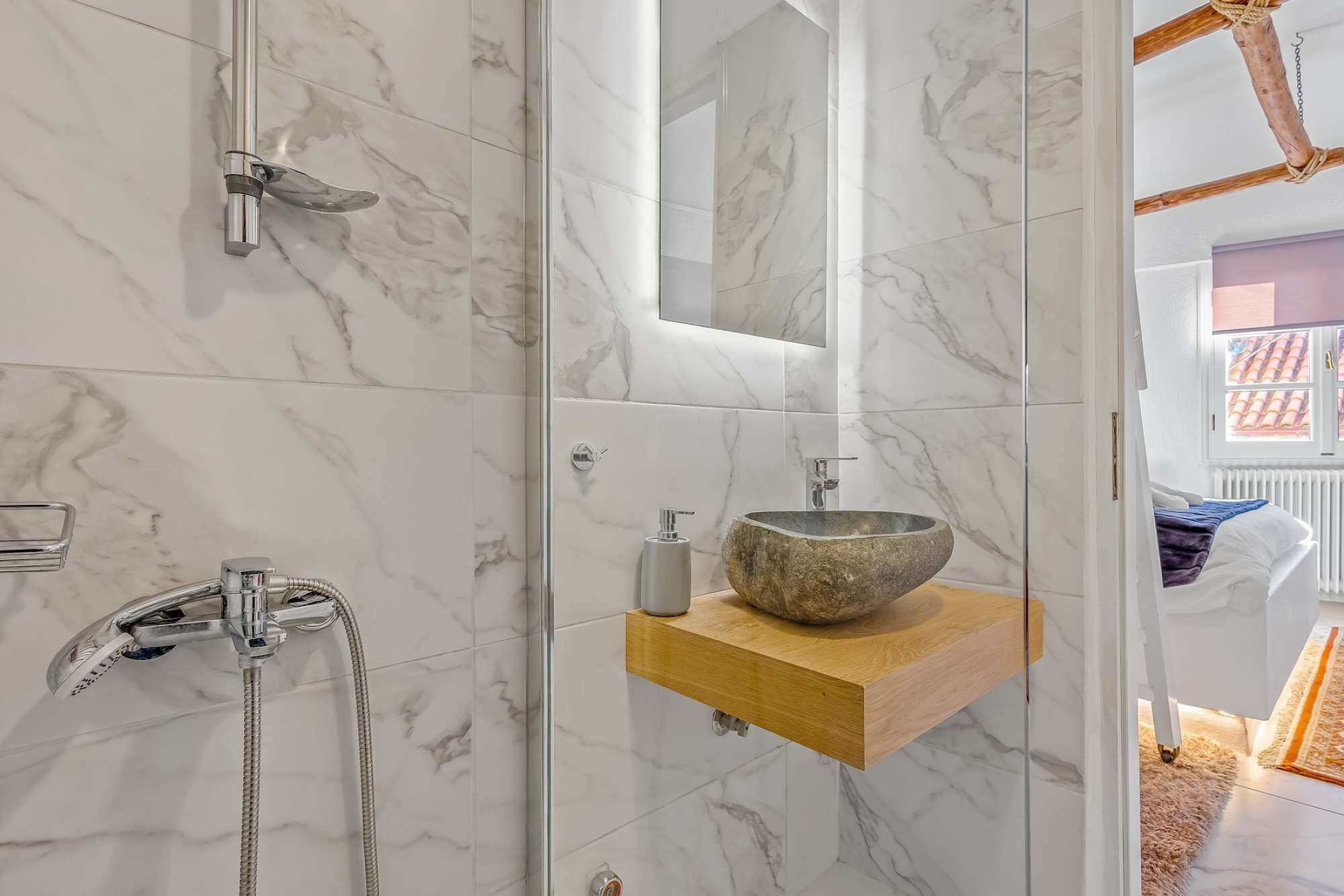 Een douche, een haardroger, handdoeken