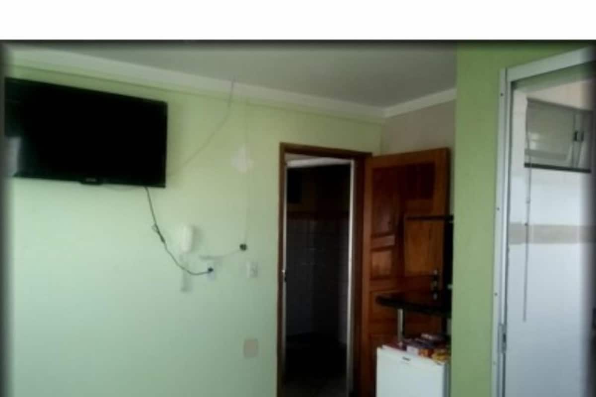 Een minibar, gratis wifi, beddengoed