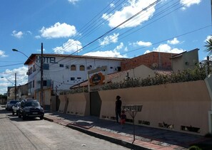 Un hôtel avec une enseigne indiquant « Bistro Sant Amaro » et une entrée bien visible.