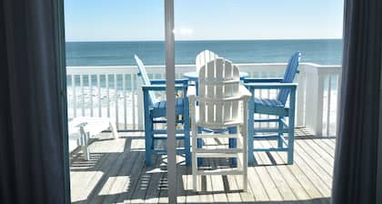 Unitïżœïżœ d'extrĂ©mitĂ© au dernier Ă©tage en bord de mer avec ascenseur, piscine intĂ©rieure et piscines extĂ©rieures