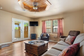 Een smart-tv en boeken