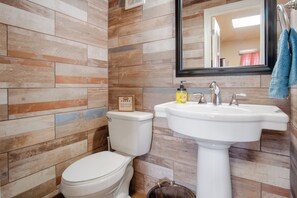 Suihku, hiustenkuivaaja, pyyhkeet, saippua