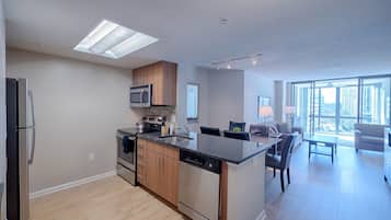 Full-size fridge, microwave, oven, stovetop