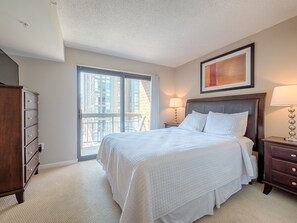 Meja, ruang kerja komputer riba, seterika/papan seterika, Wi-fi percuma