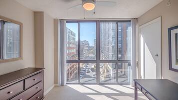 1 kamar tidur, meja kerja, dan ruang kerja ramah laptop