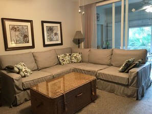 TV, books - Location! Location! North Naples Condo, Beach and Golf Lovers Paradise  (Naples)