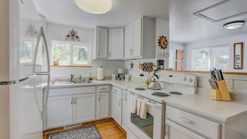 Villa (1 Bedroom) | Private kitchen