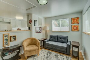 Villa (1 Bedroom) | Living room | TV - 1brcolorado Cottage Charmhiking and Broadmoor (Colorado Springs)