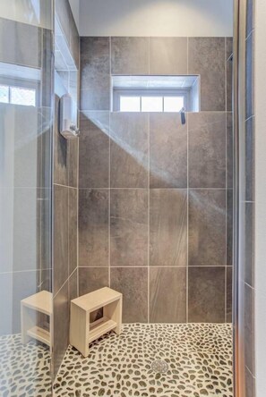 Maison (4 Bedrooms) | Salle de bain | Baignoire, serviettes fournies, savon, shampoing