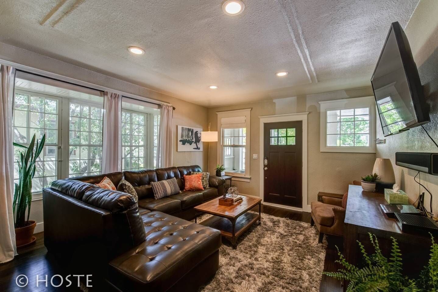 獨棟房屋 (4 Bedrooms) | 客廳 | 電視、 DVD 播放機、玩具、書籍