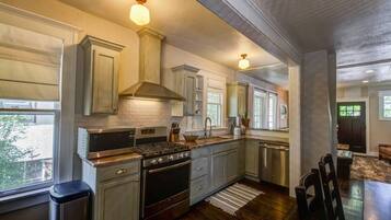 House (4 Bedrooms) | Private kitchen | Full-size fridge, microwave, oven, coffee/tea maker