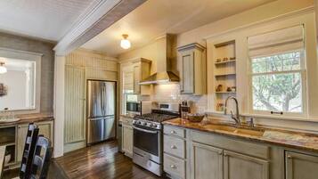 House (4 Bedrooms) | Private kitchen | Full-size fridge, microwave, oven, coffee/tea maker