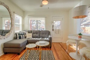 Cottage (1 Bedroom) | Salle de séjour | Télévision