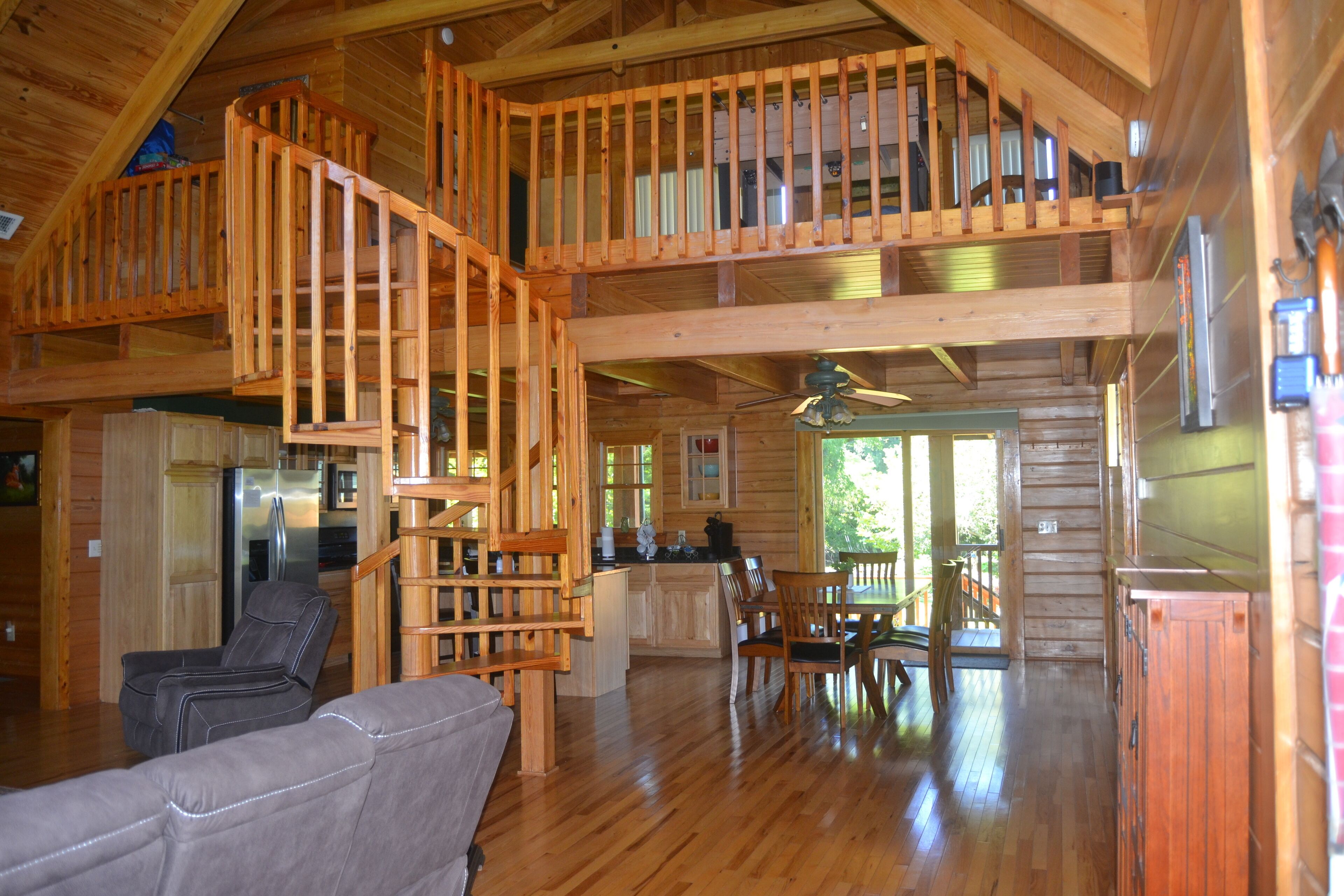 Little Tennessee River Front Log Cabin = Fishing, Floating and Fun & Hot Tub 