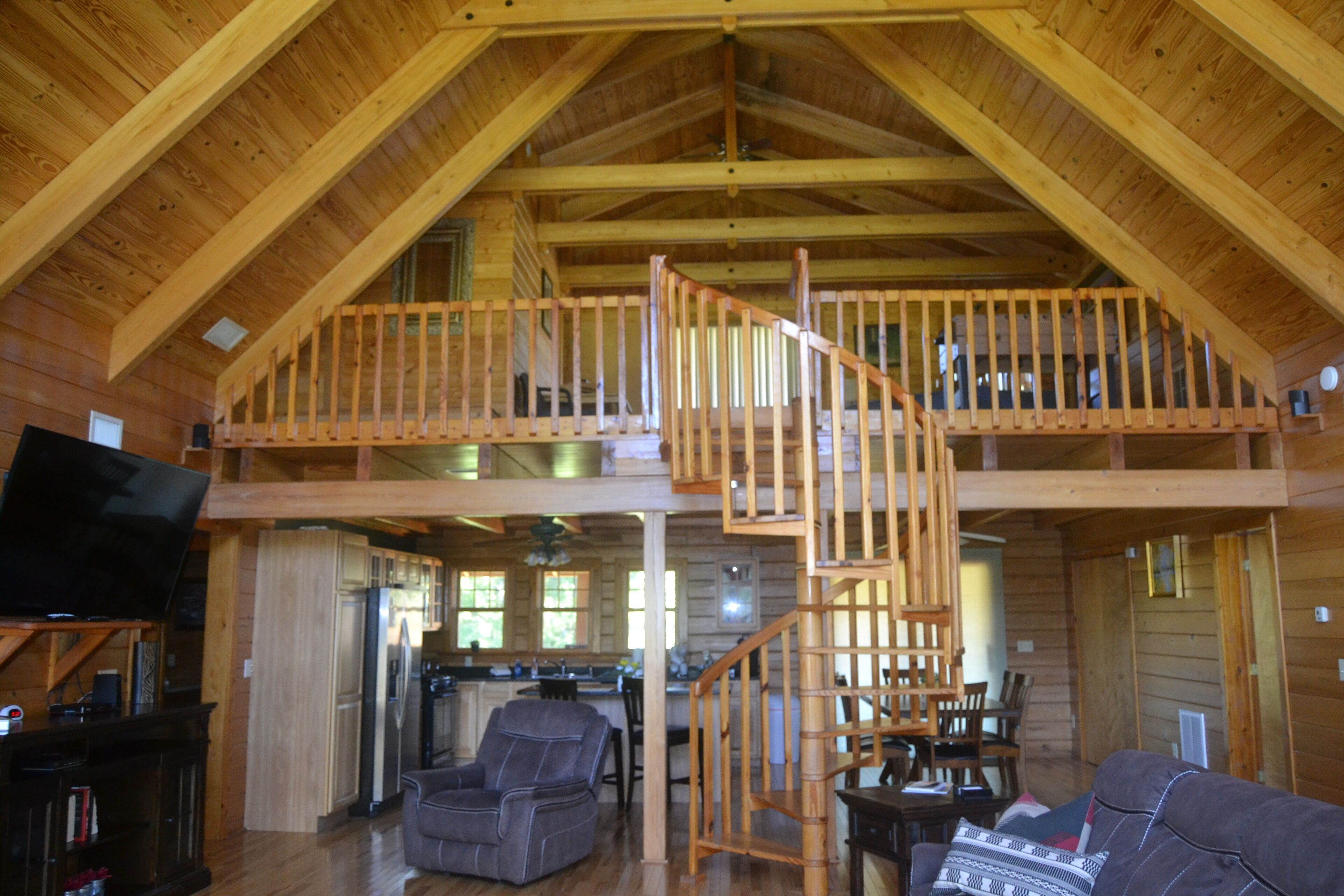 Little Tennessee River Front Log Cabin = Fishing, Floating and Fun & Hot Tub 