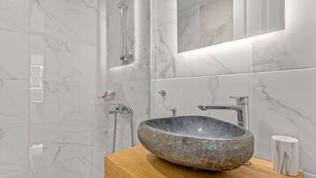 Douche, sĂšche-cheveux, serviettes fournies