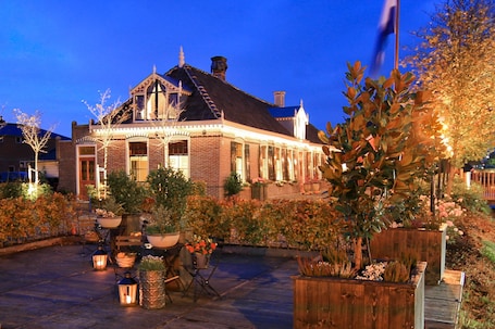 Fachada de la propiedad por la tarde o noche