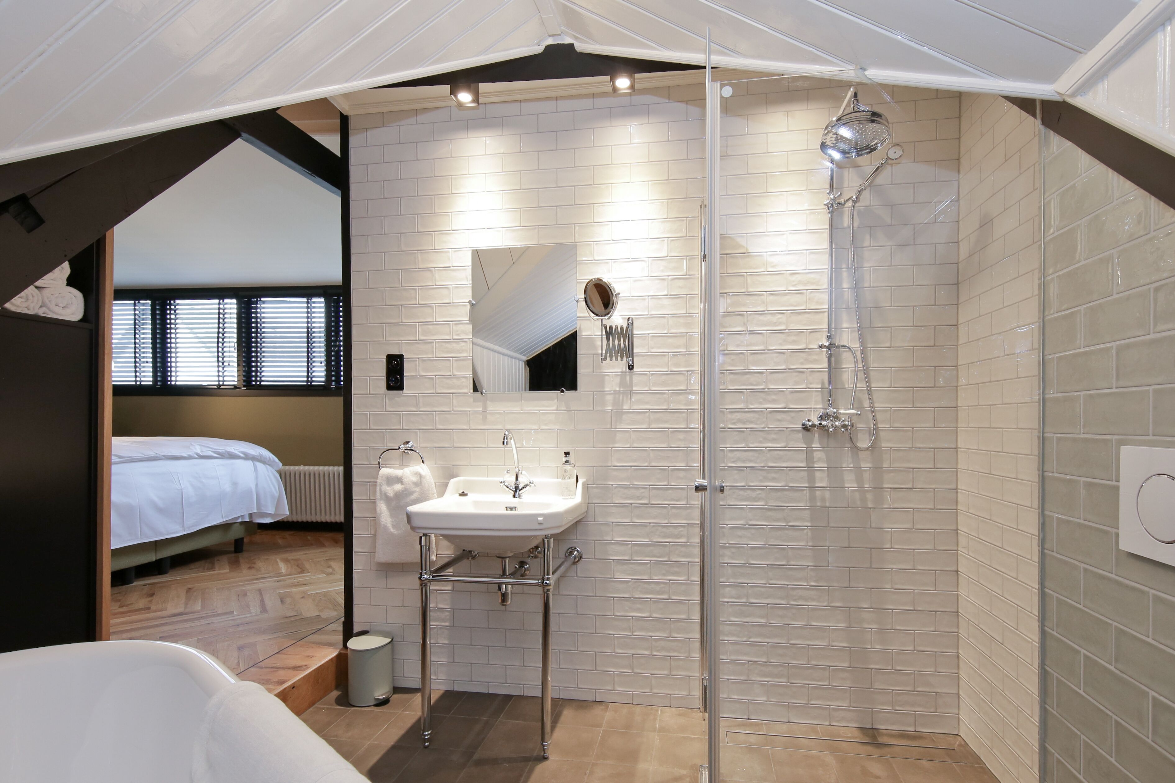 comfort double room (cozy room) | bathroom | free toiletries, hair dryer, bathrobes, slippers