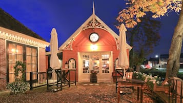 Melayani makan malam