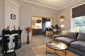 Comfort-sviitti (Golden Suite) | Olohuone | 43–tuumainen taulutelevisio, jossa digitaalikanavat