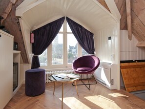 Kahden hengen comfort-huone (Romantic Attic, steep stairs) | Oleskelualue | 43–tuumainen taulutelevisio, jossa digitaalikanavat