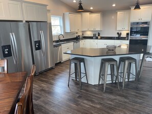 Kjøleskap, mikrobølgeovn, ovn og kokeplater