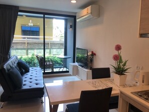 Televisión LED, chimenea, películas de estreno, películas con cargo