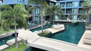 Piscine extérieure, parasols de plage, chaises longues