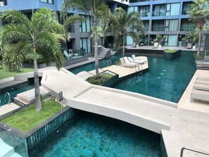 Piscine extérieure, parasols de plage, chaises longues