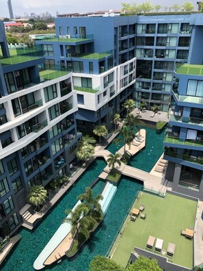 Outdoor pool, pool umbrellas, pool loungers - Acqua Condo Jomtien Beach TLH (Pattaya)