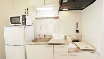 Fridge, microwave, stovetop, cookware/dishes/utensils