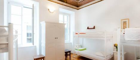 Felles sovesal, for menn og kvinner, delt bad (1B) | Blendingsgardiner, strykejern/-brett, wi-fi (inkludert) og sengetøy