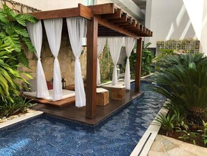 Una piscina cubierta, una piscina al aire libre