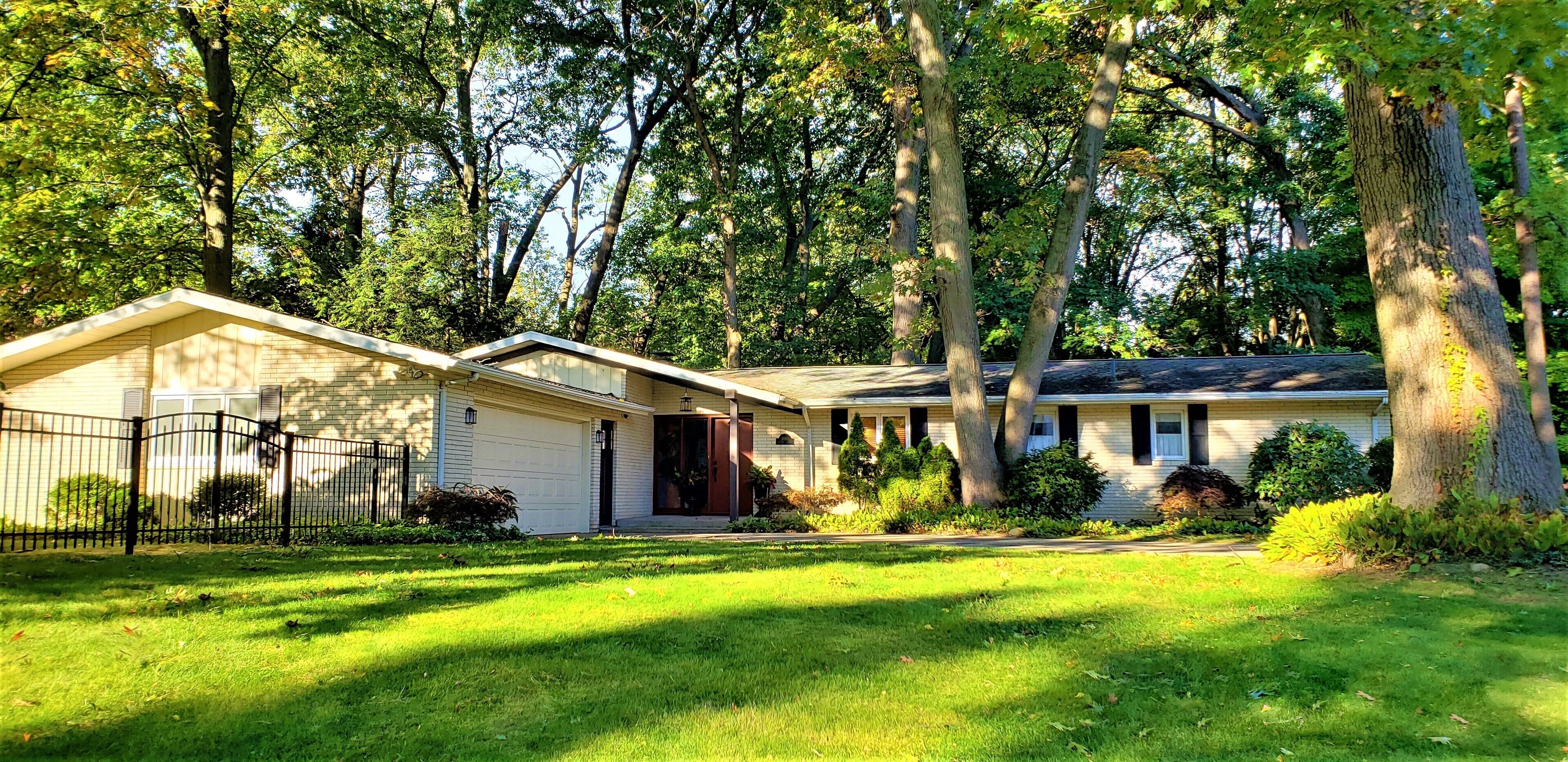 CRESTWOOD HOUSE -  Rustic Ravine Glam in the Heart of Lake Michigan's Vineyards.