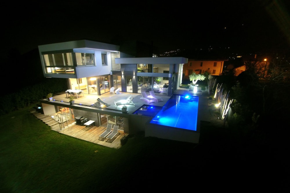 Ultracontemporary house overlooking Lake Bourget