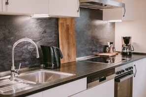 Fridge, oven, stovetop, dishwasher - Apartment on the horse farm! (Weßling)