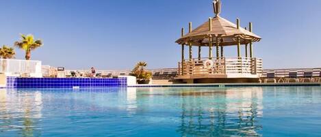 من حمّامات السباحة المغطاة، حمّام سباحة مُدفَّأ