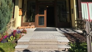 Kaksikerroksinen rakennus, jonka sisäänkäynnin yläpuolella on kyltti, jossa lukee ”la Silvana”.
