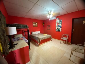 Family Single Room | Iron/ironing board, free WiFi, bed sheets - Windmill Hostel (El Valle de Anton)