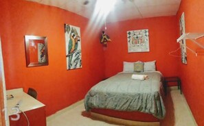 Quarto solteiro básico | Ferros/tábuas de passar roupa, Wi-Fi de cortesia, roupa de cama