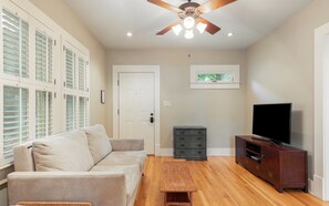 Televisión de pantalla plana, Netflix, Hulu y reproductor de DVD 