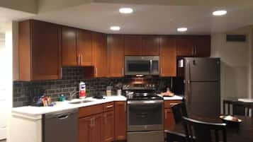 Full-sized fridge, microwave, oven, stovetop
