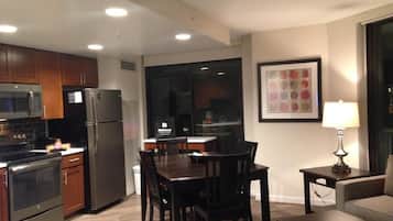 Full-size fridge, microwave, oven, stovetop